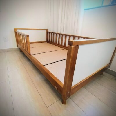 Cama Montessori Isa Madeira com Cabeceira Branco